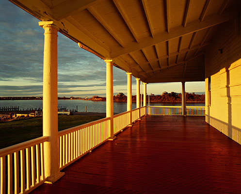 556-50    Narragansett Inn Porch